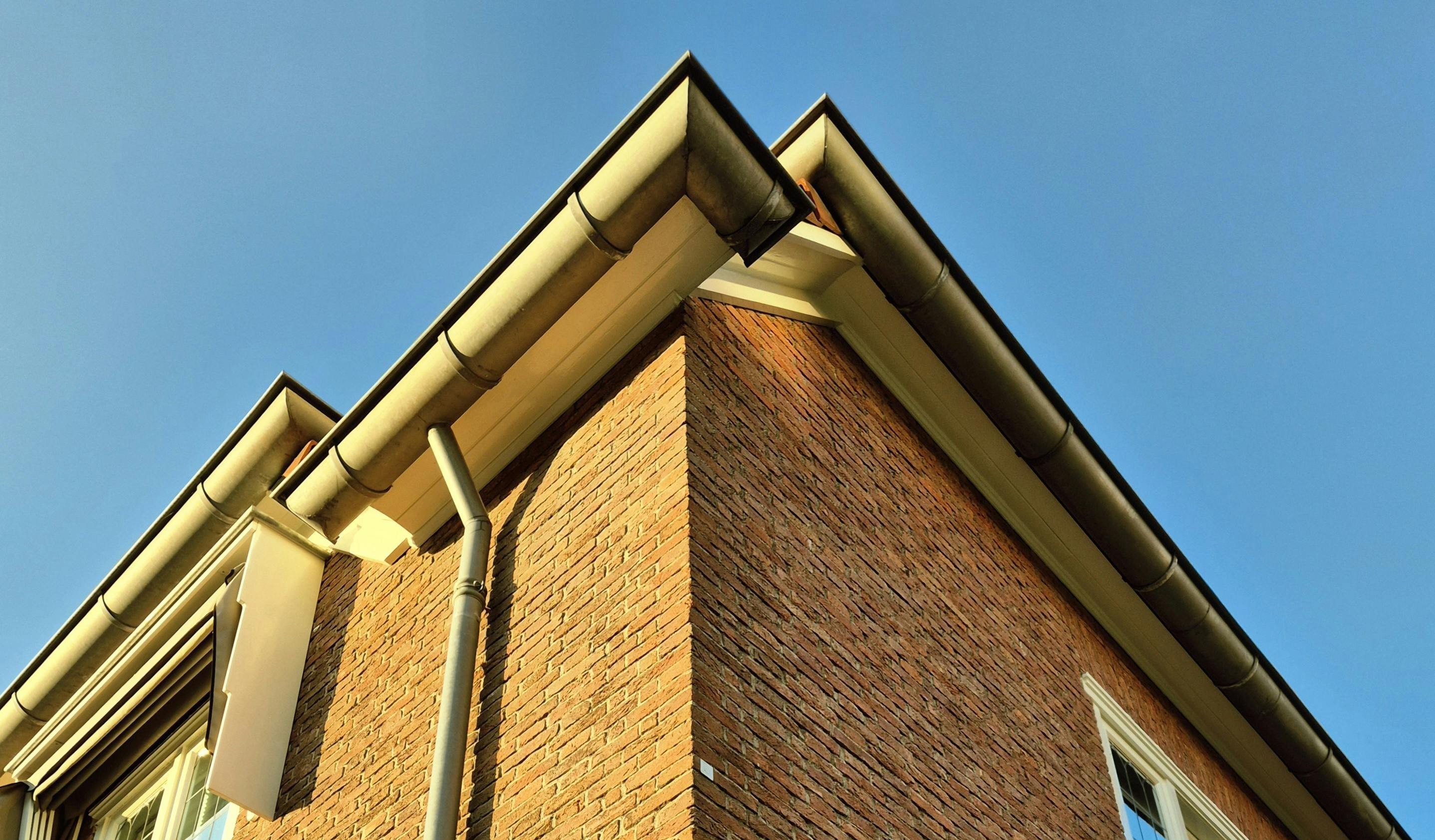 <h1><strong>How to Unblock a Gutter Downpipe</strong></h1>